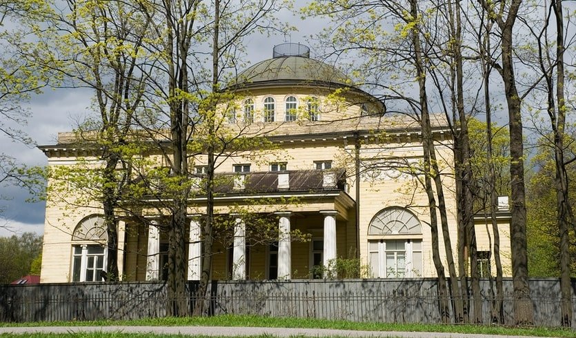 Дача принца ольденбургского. Дача принца Ольденбургского Санкт-Петербург. Дача принца Ольденбургского стиль пристройки Штакеншнейдера. Дача Ольденбургского на Каменном острове фото.