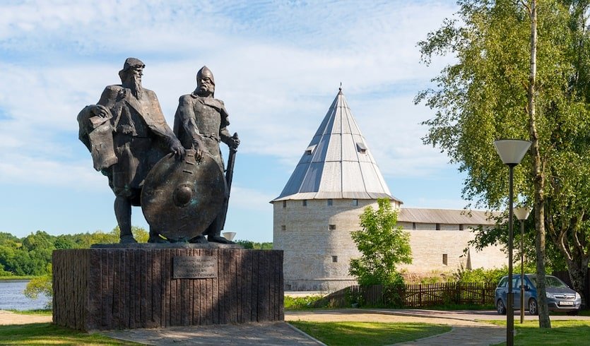 Новгород первая столица. Старая Ладога древняя столица Руси. Столицей Северной Руси?. Старая Ладога экскурсия из Санкт-Петербурга. Кафе в старой Ладоге.