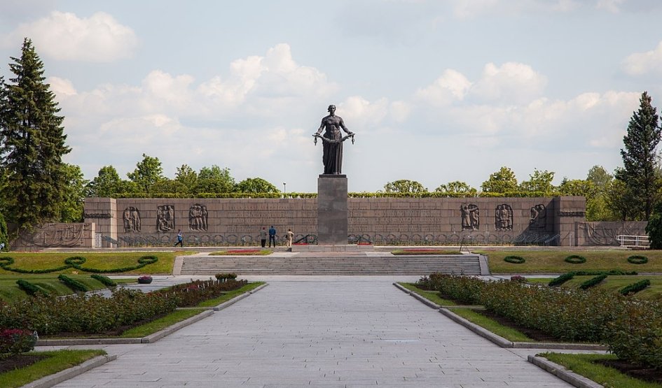 Пискарёвское мемориальное кладбище – туры в Санкт-Петербург для школьников от 17400 рублей