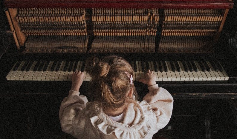 Девочка играет на музыкальном инструменте — Сборные экскурсии для школьников в Санкт-Петербурге