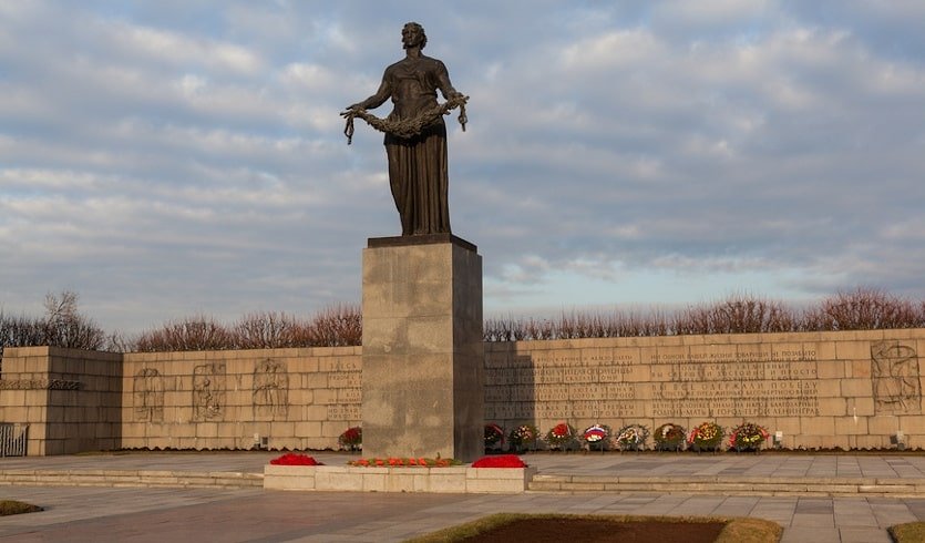 Блокадный Ленинград с посещением Пискарёвского мемориала — индивидуальные экскурсии от 1600 рублей