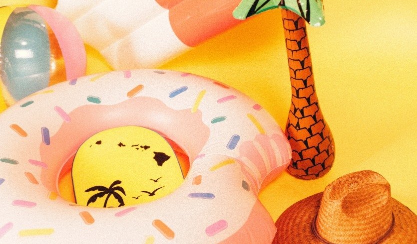 Новогодняя вечеринка в гавайском стиле – фото №5 – Photo by Garett Mizunaka on Unsplash    Новогодняя вечеринка в гавайском стиле – новогодние корпоративы от 4100 рублей