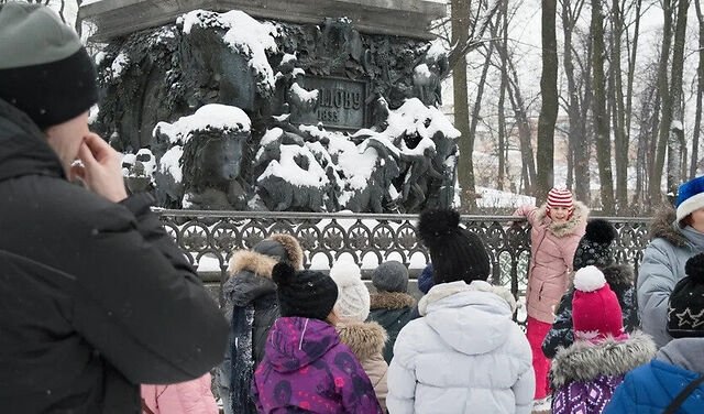 Группа у памятника И.А. Крылову — сборные экскурсии, мастер-классы, квесты для школьников в Санкт-Петербурге от 1550 рублей 