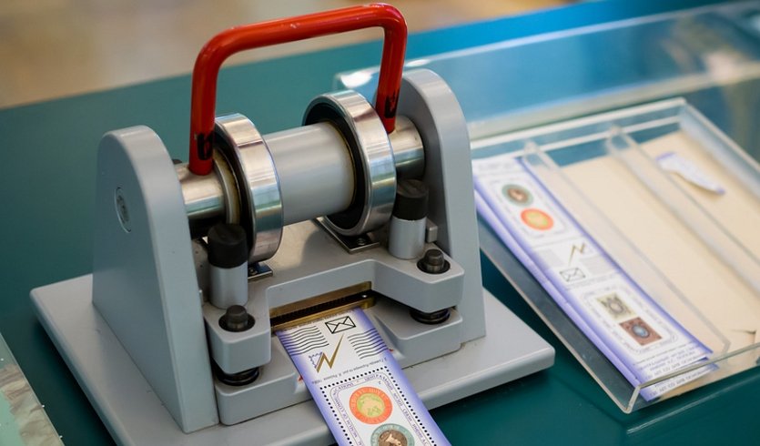 Ручная перфорационная машинка для марок. Центральный музей связи имени А.С. Попова, город Санкт-Петербург – сборные экскурсии для школьников в Санкт-Петербурге