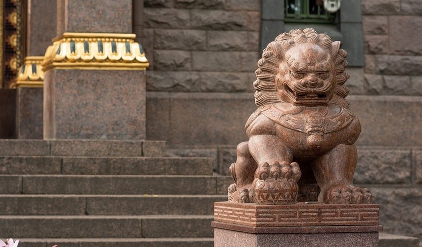 Статуя льва у входа Дацан Гунзэчойнэй – автобусные экскурсии от 1700 рублей