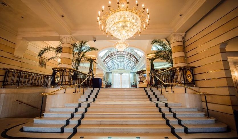 отель Амбассадор – вход