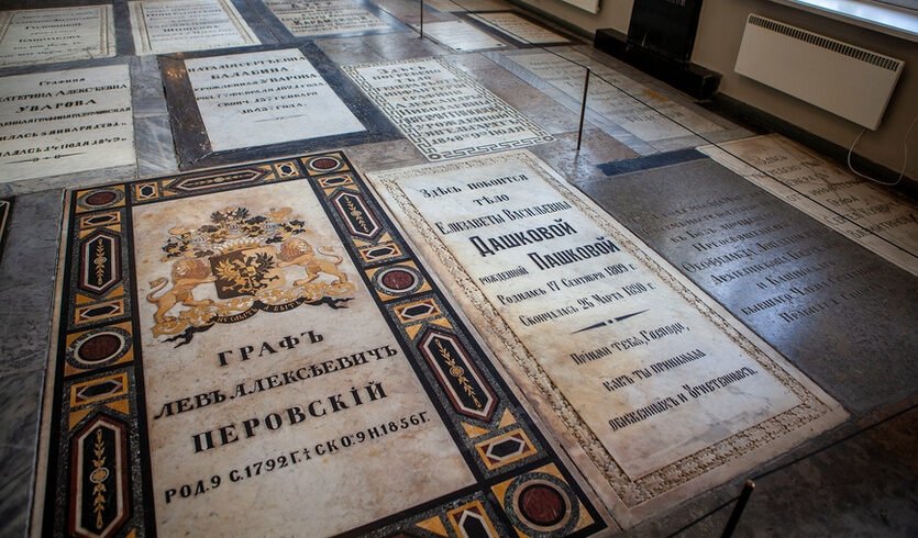 Любовные истории царского дома (с посещением некрополя Александро-Невской Лавры) (для заказных групп) – автобусные экскурсии для организованных групп от 900 рублей