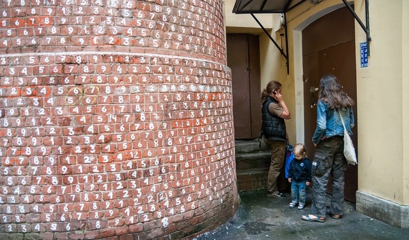 Башня грифонов во дворе аптеки Пеля – музеи