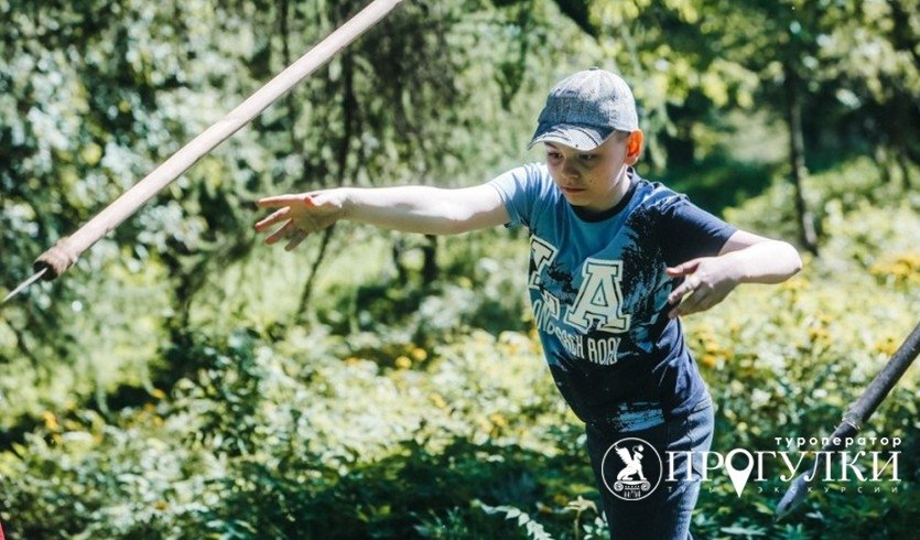 Мальчик метает копье – выпускные вечера для 4 класса от 2850 рублей