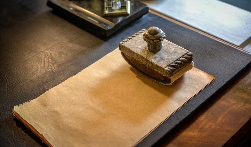 Старый стол с листком бумаги и печать – музеи и общественные учреждения от 1050 рублей Старый стол с листком бумаги и печать – музеи и общественные учреждения от 1050 рублей