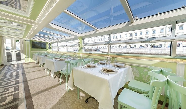 Столики с сервизом – аренда теплохода в СПб от 13000 рублей