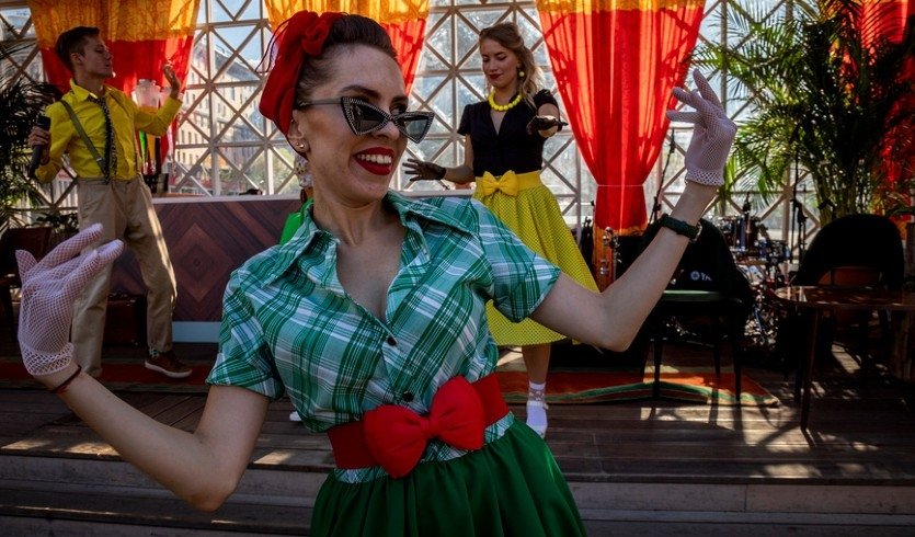 Девушка в одежде 50-х, 60-х годов танцует твист – юбилеи и Дни рождения от 10335 рублей