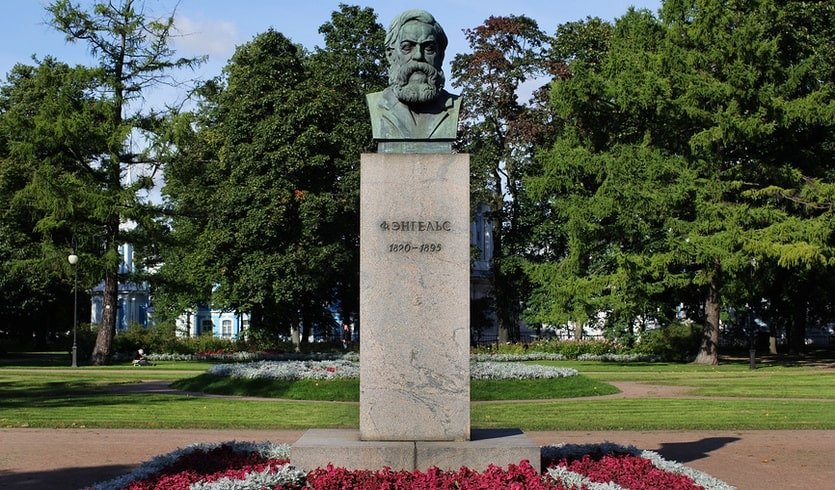 Памятник Фридриху Энгельсу – пешеходные экскурсии