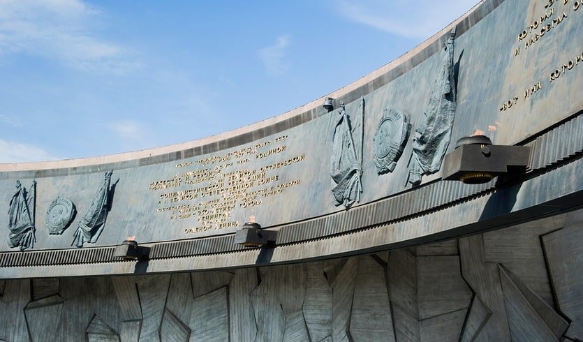 Монумент защитникам – сборные экскурсии для школьников в Санкт-Петербурге