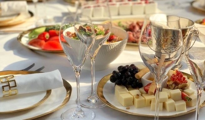 Сервиз и закуски – аренда теплохода в СПб от 8500 рублей