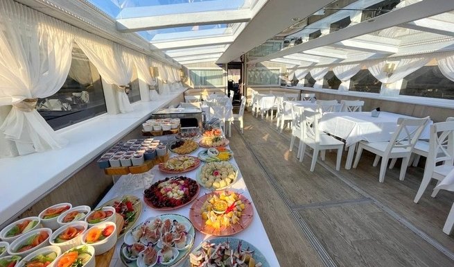 Накрытый стол с едой – аренда теплохода в СПб от 9000 рублей