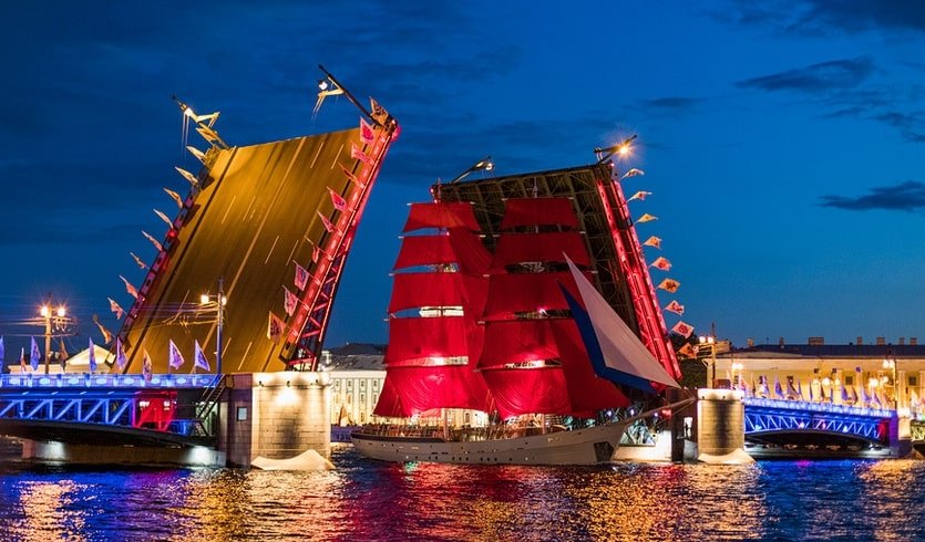 Шоу «Алые Паруса» с крыш Петербурга – фото №1 – Фотобанк Лори / Литвяк Игорь  Шоу «Алые Паруса» с крыш Петербурга – по крышам Петербурга от 1500 рублей