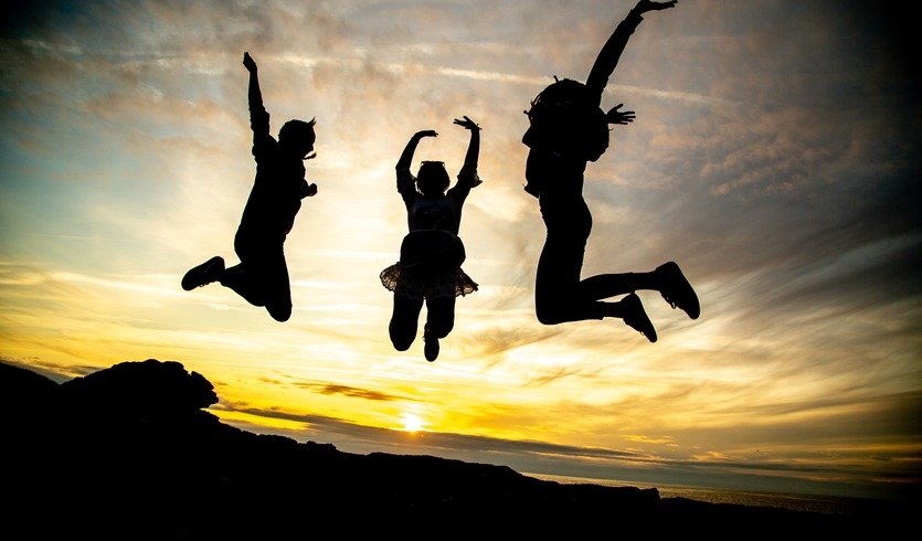 Молодые люди в прыжке — Выпускные вечера для 9 класса от 5850 рублей