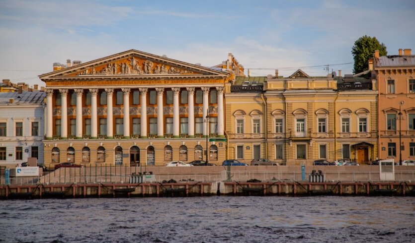 Вид на набережную с воды – водные экскурсии по рекам и каналам