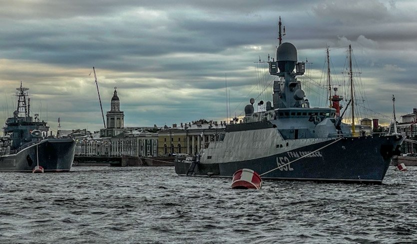 Парад военных кораблей — прогулка на катере — фото № 4 — Прогулки Парад военных кораблей — прогулка на катере — Индивидуальные (VIP) экскурсии и туры в Санкт-Петербурге