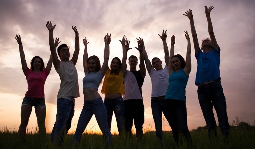 Силуэты на фоне закатного неба – выпускные вечера для 9 класса от 8100 рублей