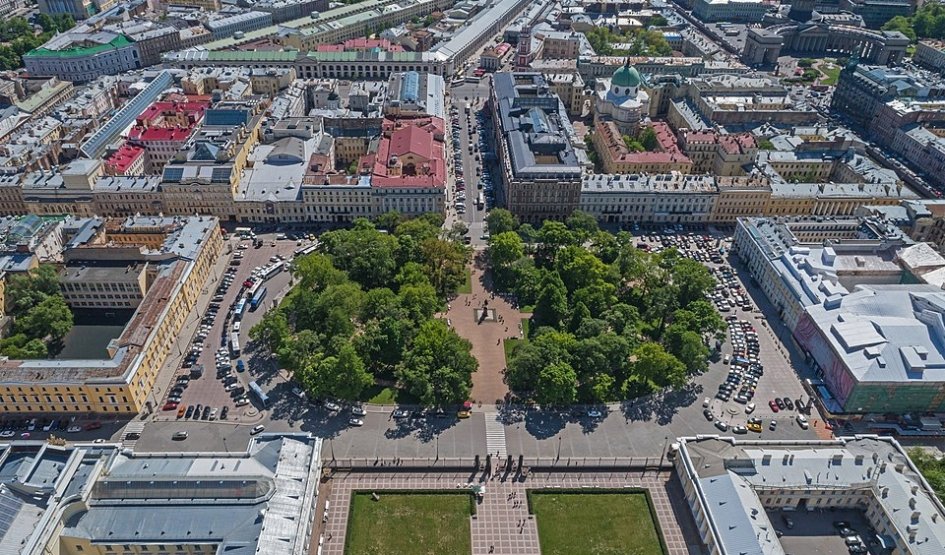 Вид на площадь Искусств – пешеходные экскурсии от 1100 рублей