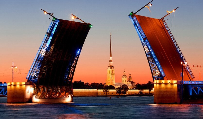 Белые ночи в Санкт-Петербурге, развод Дворцового моста – водные экскурсии по рекам и каналам от 1700 рублей