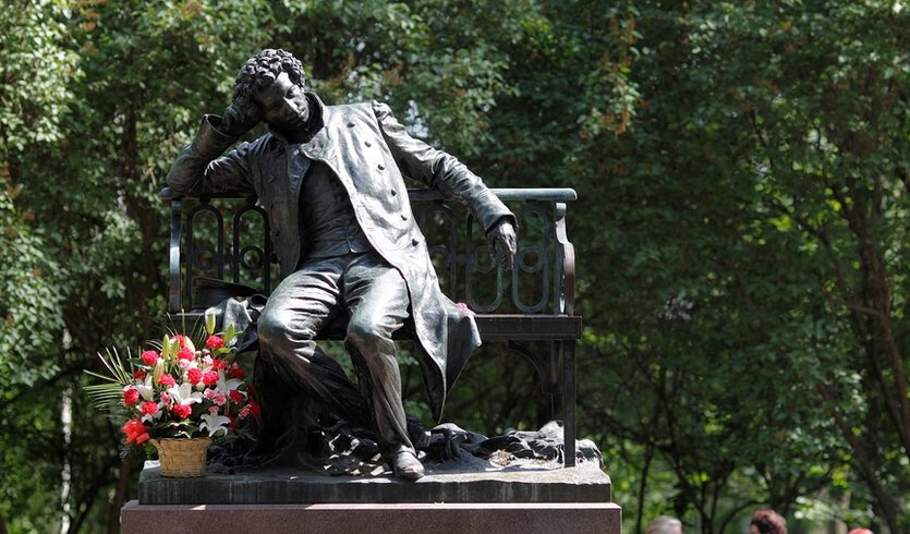 Памятник А.С. Пушкину в Царском селе — Экскурсии для школьников в Санкт-Петербурге от 160 рублей