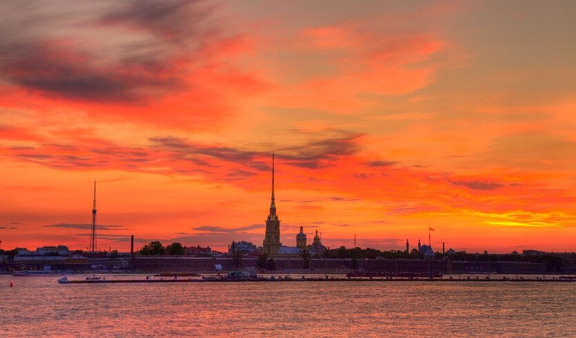Красочный закат на фоне Петропавловской крепости – водные экскурсии по рекам и каналам от 1200 рублей Красочный закат на фоне Петропавловской крепости – водные экскурсии по рекам и каналам от 1200 рублей