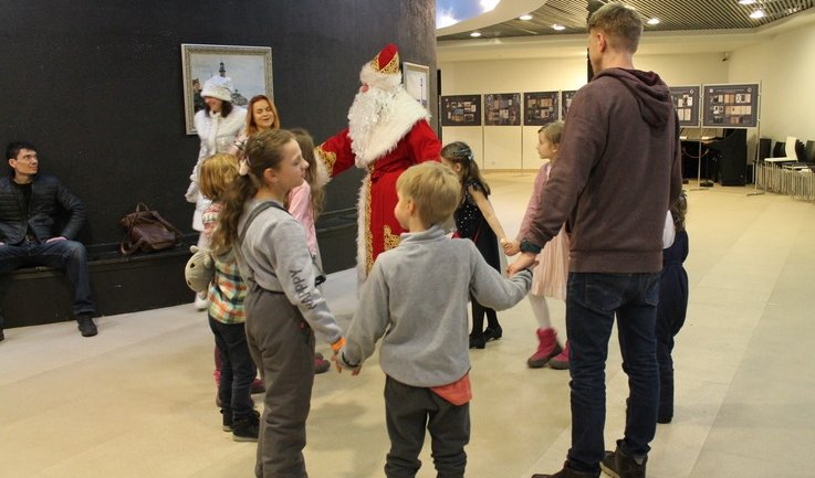 Хоровод с Дедом Морозом – новогодние программы для школьных групп от 1850 рублей