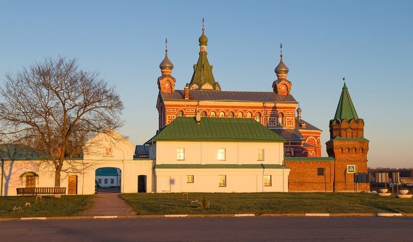 У входа в Староладожский Никольский монастырь –  автобусные загородные от 2000 рублей У входа в Староладожский Никольский монастырь –  автобусные загородные от 2000 рублей
