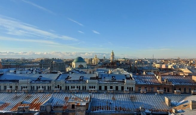 Группа на крыше городских домов