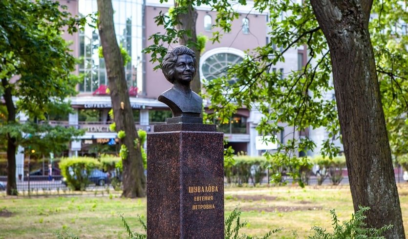 Памятник врачу Шуваловой, Евгении Петровне – интерьерные экскурсии от 750 рублей