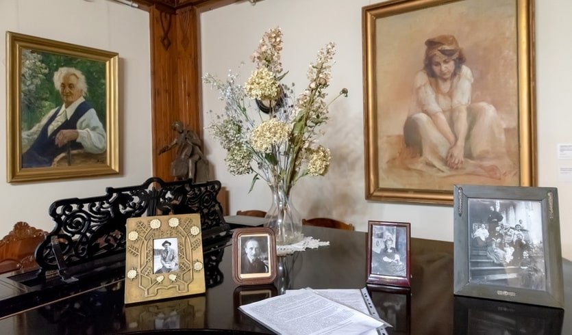 Фрагмент большой гостиной с портретами – интерьерные экскурсии от 1200 рублей