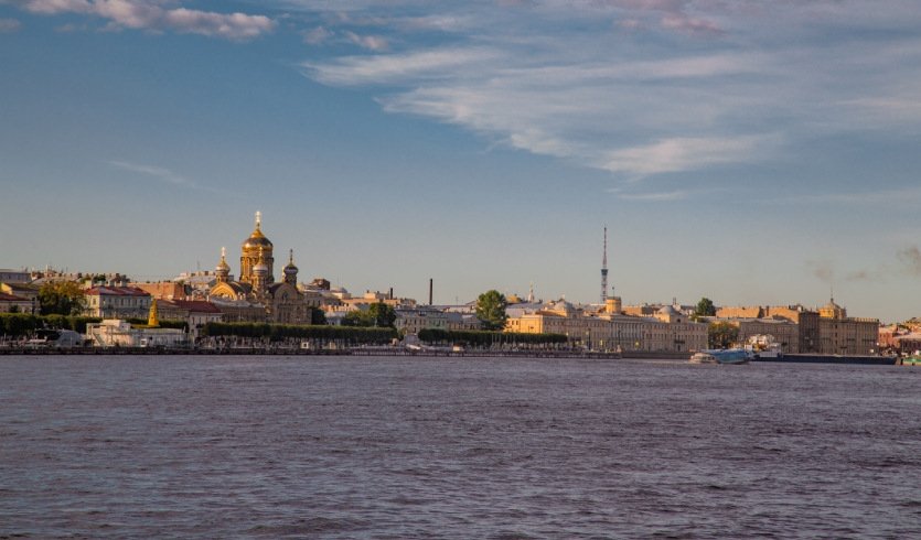 Вид с теплохода на набережную – водные экскурсии по рекам и каналам от 1300 рублей