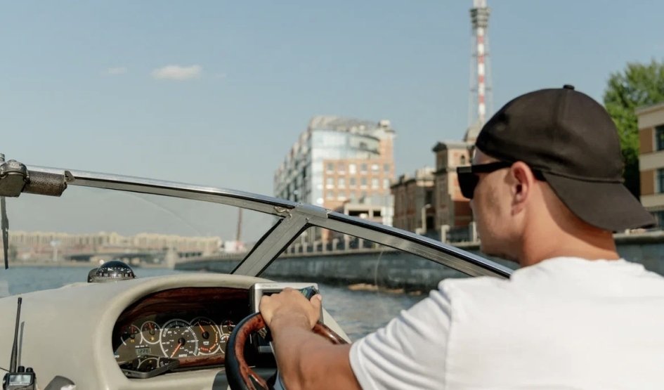 Катер Four Winns 238 Vista - Аренда катера в СПб от 6000 рублей Катер Four Winns 238 Vista - Аренда катера в СПб от 6000 рублей