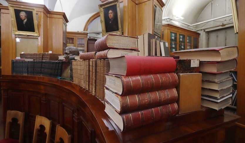 Книги на полке в библиотеке – интерьерные экскурсии от 1200 рублей