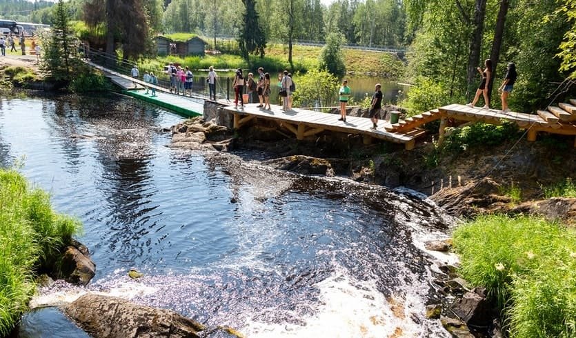 Люди на Рускеальских водопадах – туры в Карелию от 22750 рублей Люди на Рускеальских водопадах – туры в Карелию от 22750 рублей