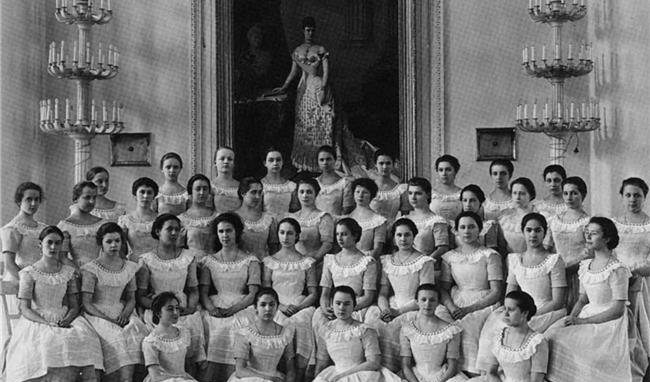 Последний выпуск Смольного института – интерьерные экскурсии от 2000 рублей