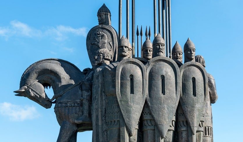 Монумент «Ледовое побоище» – туры и экскурсии в Псков от 24150 рублейАй да Псков! Ай да Пушкинские горы! – туры и экскурсии в Псков от 24150 рублей