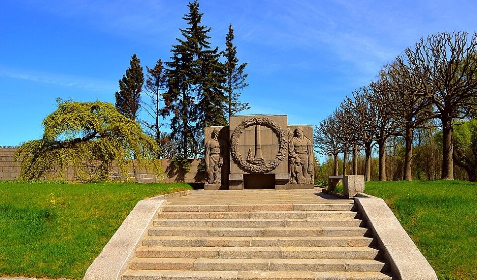 Пискарёвское мемориальное кладбище – туры в Санкт-Петербург для школьников от 17400 рублей