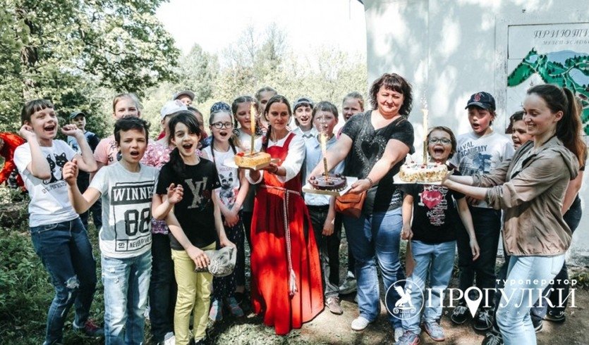 Выпускники и сладкие угощения – выпускные вечера для 4 класса от 2850 рублей