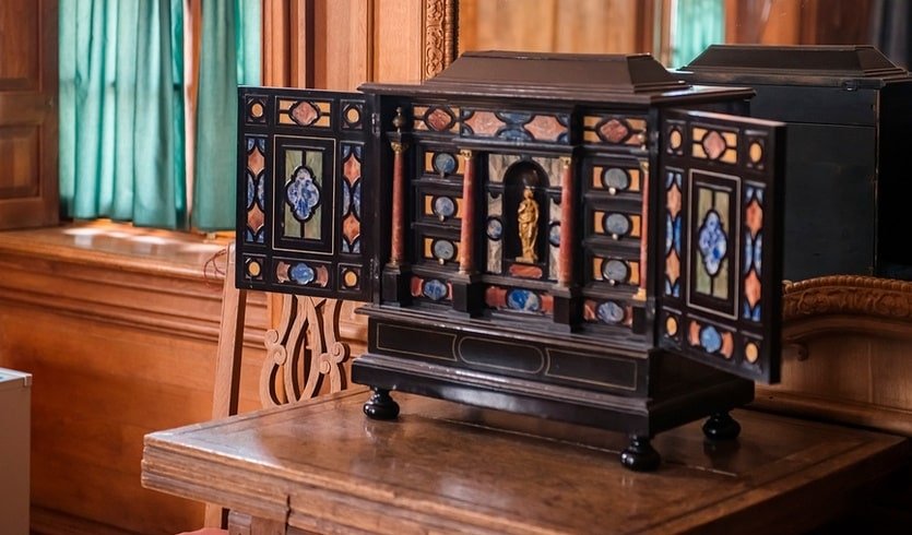 Петергоф. Дубовый кабинет. Работа Никола Пино – интерьерные экскурсии от 2450 рублей