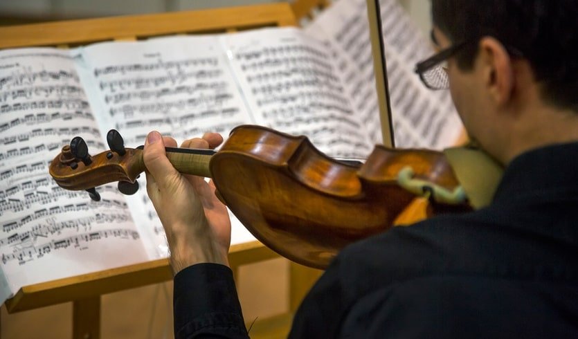 Молодой человек играет на скрипке – музеи