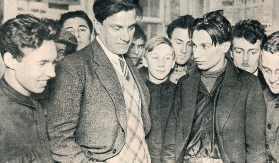 Владимир Маяковский и Федор Тарасов, 1930 – пешеходные экскурсии от 1100 рублей