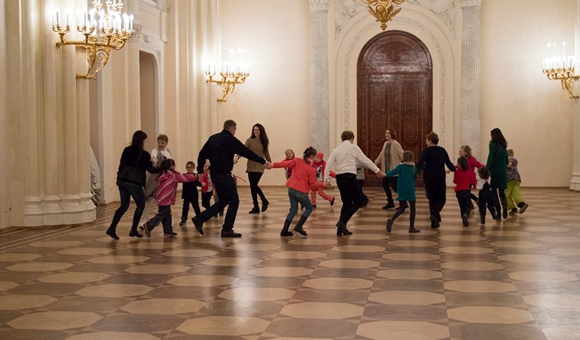 Дети играют в музее — Сборные экскурсии для школьников в Санкт-Петербурге Дети играют в музее — Сборные экскурсии для школьников в Санкт-Петербурге