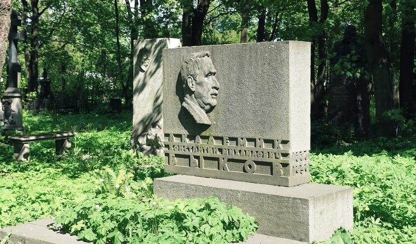 Некрополь Литераторские мостки – Пешеходные экскурсии от 600 рублей