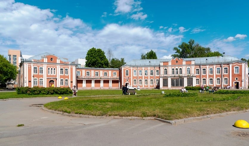 Административный корпус – пешеходные экскурсии от 1000 рублей