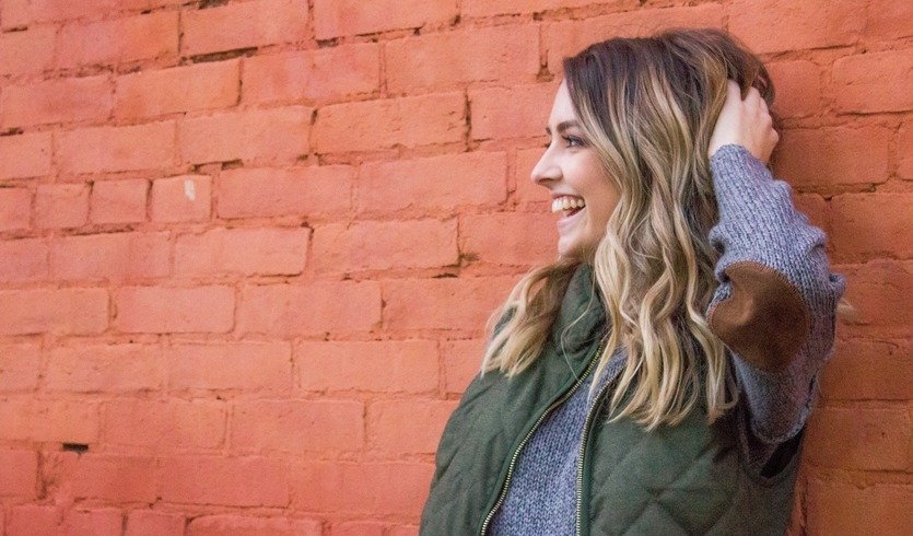 Улыбающаяся девушка — Для 11 класса от от 6150 рублей