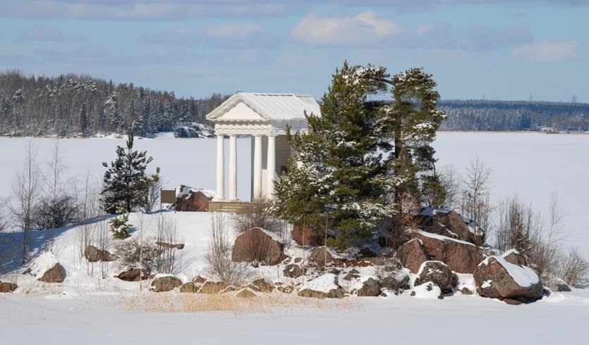 Вид на павильон «Храм Нептуна». Монрепо – сборные туры в Санкт-Петербург от 12050 рублей